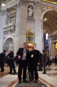 前管区長の故チプリアニ神父とバチカンのサン・ピエトロ大聖堂内、ドン・ボスコ像前にて（2014年の第27回サレジオ会総会にて）